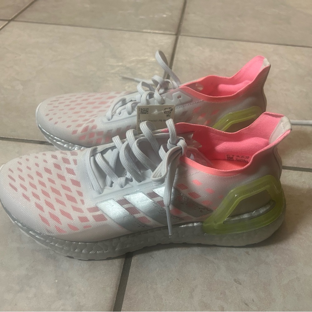 Brand new adidas women’s tennis shoes